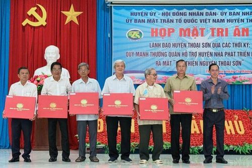Thoại Sơn họp mặt tri ân lãnh đạo huyện qua các thời kỳ