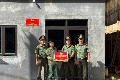 10 hộ nghèo, cận nghèo xã Bản Hon được bàn giao nhà và tặng quà