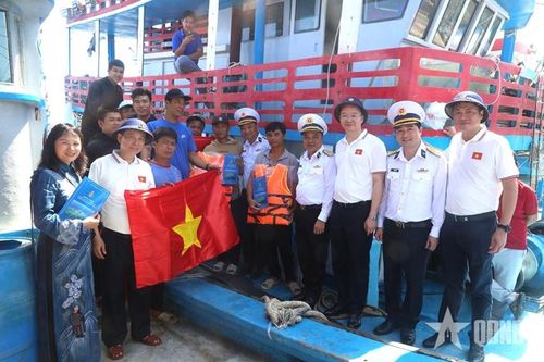 Đồng hành với quân, dân huyện đảo Trường Sa