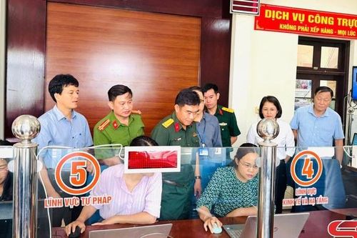 Đồng chí Chỉ huy trưởng Bộ CHQS tỉnh kiểm tra việc vận hành chính quyền địa phương 2 cấp tại huyện Sốp Cộp
