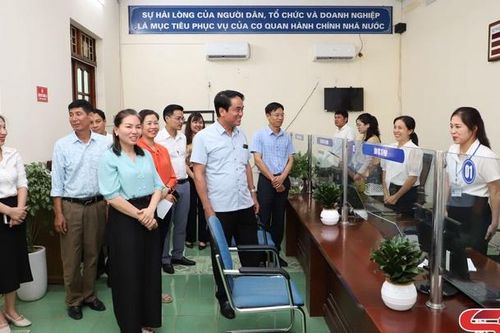 Đồng chí Phó Chủ tịch UBND tỉnh kiểm tra việc vận hành thử nghiệm hoạt động chính quyền địa phương 2 cấp