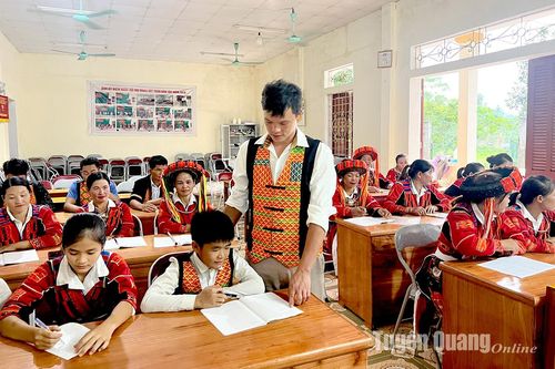 Người 'gieo' tiếng Pà Thẻn