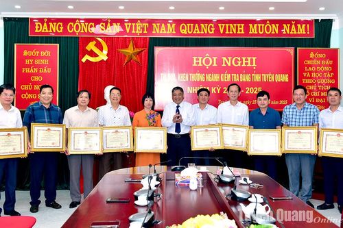 Khen thưởng 26 tập thể, cá nhân có thành tích xuất sắc trong công tác kiểm tra, giám sát và kỷ luật của Đảng
