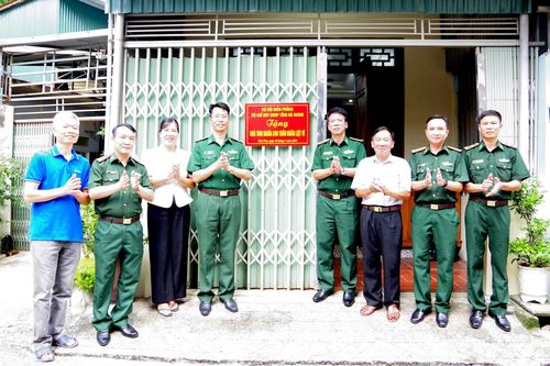 Phòng Chính trị học và làm theo Bác
