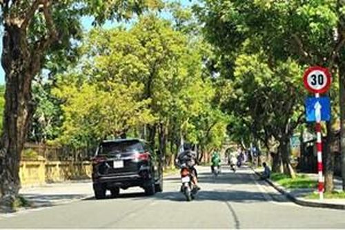 Lắp đặt biển báo hạn chế tốc độ 30km/h tại 10 tuyến đường quanh Đại Nội