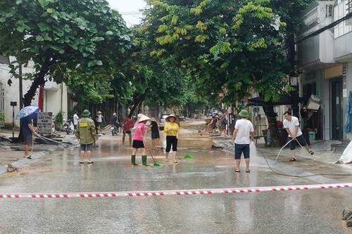Mưa lớn kéo dài, nhiều đường phố ở TP Yên Bái ngập úng