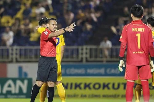 Xác định danh tính trọng tài bắt trận tranh vé dự V-League 2025-2026