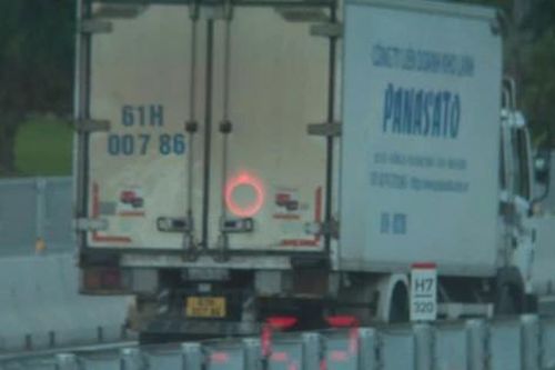 Bị phạt vì chạy xe dưới 60km/h trên cao tốc, tài xế trần tình 'nghĩ chạy chậm là an toàn'