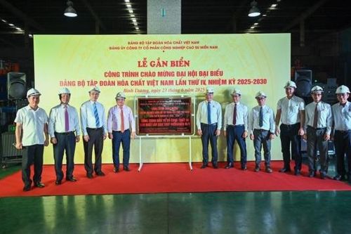 Casumina gắn biển công trình sản xuất lốp bán thép Patagonia M/T chào mừng Đại hội Đảng bộ Tập đoàn Hóa chất Việt Nam lần thứ IV