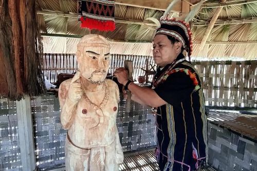Người 'truyền lửa' văn hóa truyền thống của đồng bào Cơ Tu