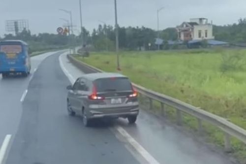 Nữ tài xế thản nhiên lùi ô tô trên cao tốc