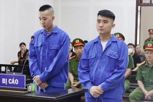 Hai nhân viên sân golf lãnh 23 năm tù vì tội 'bỏ nhỏ' ma túy