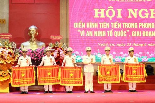 Công an Nghệ An tuyên dương các điển hình tiên tiến trong phong trào thi đua 'Vì an ninh Tổ quốc'
