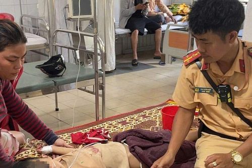 Bé gái co giật giữa đường, hành động lập tức của CSGT khiến ai cũng xúc động