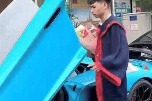Danh tính chàng trai lái siêu xe dự tốt nghiệp ở Hà Nội hút triệu view