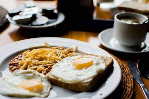 Những người hay táo bón nên học mẹo tạo phản xạ buổi sáng này