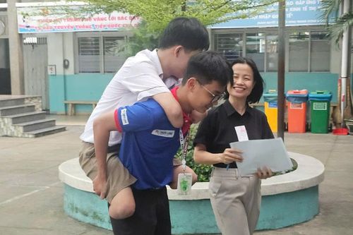 Khâm phục nam sinh khuyết tứ chi vẫn thi tốt nghiệp THPT