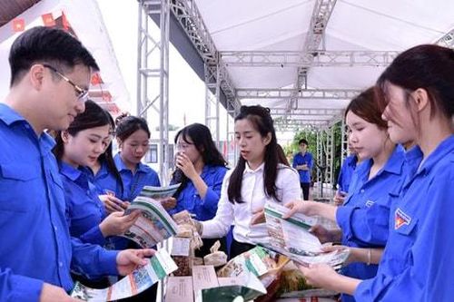 Nhiều sản phẩm làng nghề tại Ngày hội Người Việt Nam ưu tiên dùng hàng Việt Nam
