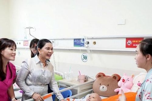 Tặng quà cho bệnh nhi và hỗ trợ cho trẻ em có hoàn cảnh khó khăn