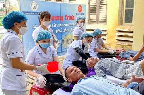 Cắt tóc miễn phí nơi giường bệnh: Nơi lòng người ấm lại