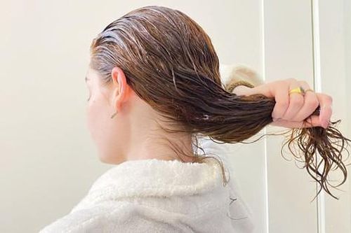 Nắng nóng khiến tóc nhanh bết và có mùi, khắc phục thế nào?