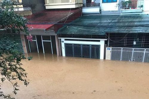 Yên Bái mưa lớn kéo dài khiến nhiều tuyến phố ngập sâu