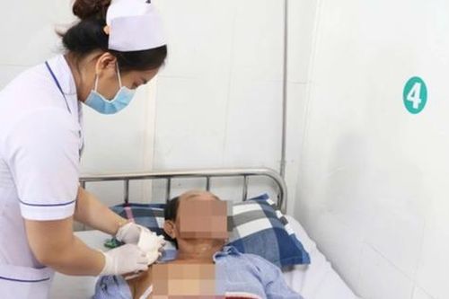 Suýt bị cắt cụt chân do tắc động mạch chủ chậu nặng