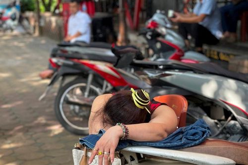 Ngày đầu thi tốt nghiệp THPT 2025:Phụ huynh ngủ gục đợi chờ con