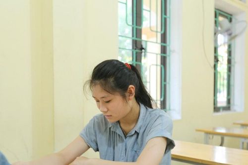 Nữ sinh khuyết tật được đặc cách tốt nghiệp nhưng vẫn tham gia thi