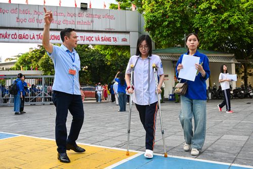 Gãy chân trước ngày vượt vũ môn, sĩ tử nén đau chống nạng đi thi