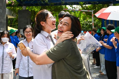 Sĩ tử ôm chặt cô giáo ăn mừng sau môn thi đầu tiên