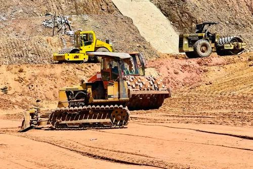 Thi công hồ chứa nước phục vụ 400ha đất canh tác