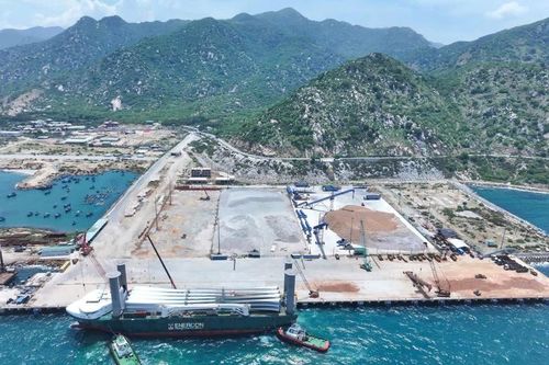 Cảng biển quốc tế Trung Nam Cà Ná đón chuyến tàu chuyên chở thiết bị điện gió đầu tiên