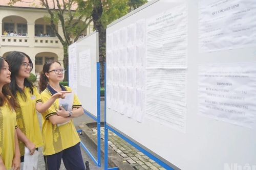 Sĩ tử tại Thành phố Hồ Chí Minh bước vào môn thi đầu tiên