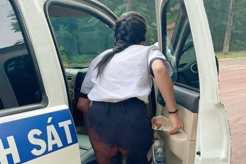 Cảnh sát giao thông Đồng Nai hỗ trợ nữ sinh bị ngã xe đến điểm thi đúng giờ