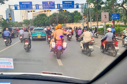 Hà Nội: Cảnh sát giao thông dùng mô tô chuyên dụng mở đường đưa cháu bé đi cấp cứu