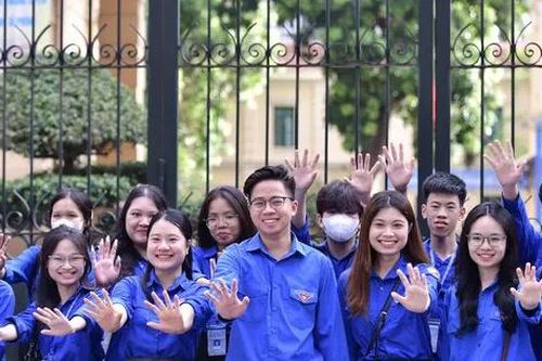 Chùm ảnh: Sinh viên tình nguyện Thủ đô tiếp sức sĩ tử thi tốt nghiệp THPT 2025
