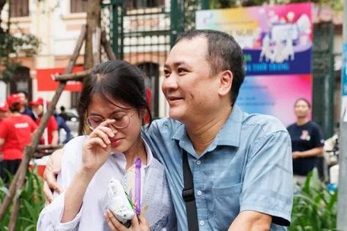 Sĩ tử bật khóc vì đề Toán, phụ huynh lo lắng khôn nguôi