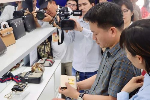 'Phơi bày' 300 món thời trang, mỹ phẩm giả để người dân nhận biết