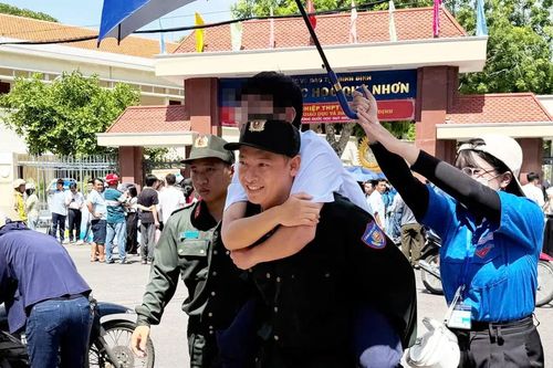 Bình Định: Cảnh sát cơ động cõng thí sinh bị gãy chân vào phòng thi