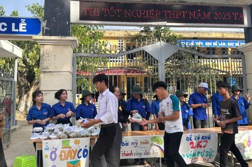 Ấm lòng suất cơm miễn phí cho thí sinh vùng núi Quảng Ngãi