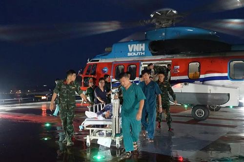 Cấp cứu hàng không đưa bệnh nhân bị thủng tạng về đất liền an toàn