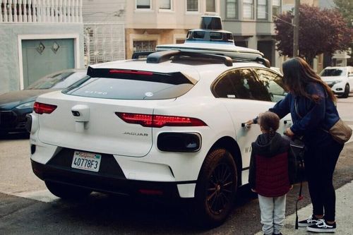 Uber ra mắt dịch vụ taxi tự lái Waymo cạnh tranh Cybercab