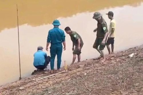 Thi thể nam giới bị trói 2 tay mắc vào lưới đánh cá ở Bình Phước