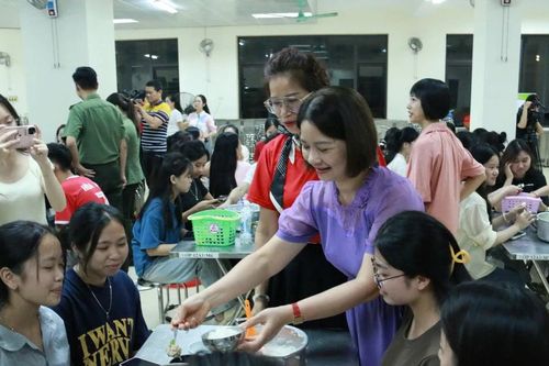 Nồi cháo đêm ấm lòng sĩ tử xa nhà mùa thi