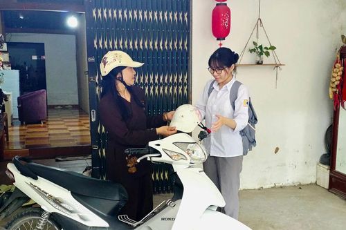 Nghị lực phi thường của nữ sinh khiếm thị ở Lào Cai