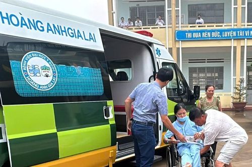 Nữ sinh bị tai nạn được hỗ trợ đến điểm thi bằng xe cấp cứu