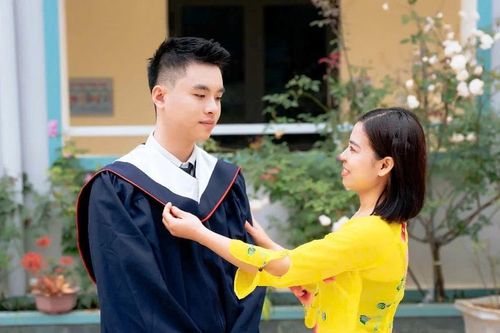 Nghị lực phi thường của nam sinh mồ côi mẹ nơi vùng biên xứ Thanh
