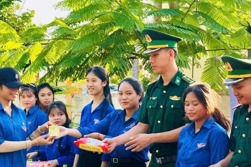 Bộ đội Biên phòng 'tiếp sức' cho thí sinh Vân Kiều dự thi tốt nghiệp THPT