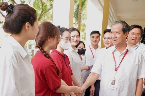 Bộ trưởng Nguyễn Kim Sơn động viên phụ huynh, thí sinh thi tốt nghiệp THPT 2025